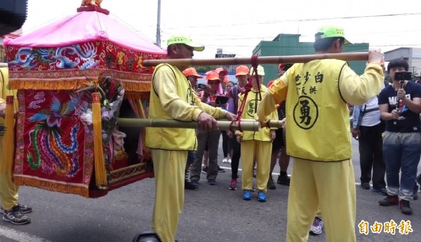 白沙屯媽祖的轎子上有覆蓋粉紅色的布。（記者劉曉欣攝）