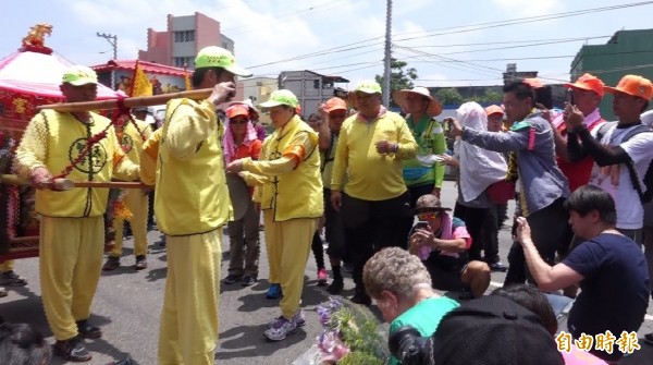 白沙屯媽來彰化縣了！台北市長柯文哲的媽媽（綠衣者）也來躦轎腳。（記者劉曉欣攝）