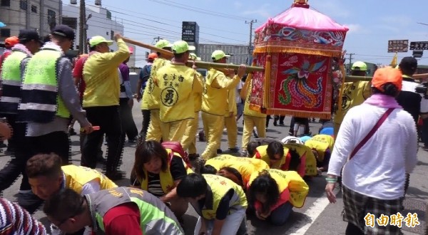 白沙屯媽來彰化縣了！民眾搶著躦轎腳。（記者劉曉欣攝）