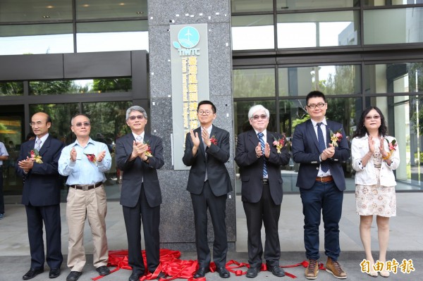 「臺灣風能訓練股份有限公司」,於臺中港海運發展學院教學大樓揭牌。(記者張軒哲攝)