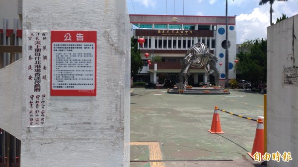 虎尾高中校門口貼有白沙屯媽祖進香香條，校方期待媽祖再度光臨。（記者廖淑玲攝）