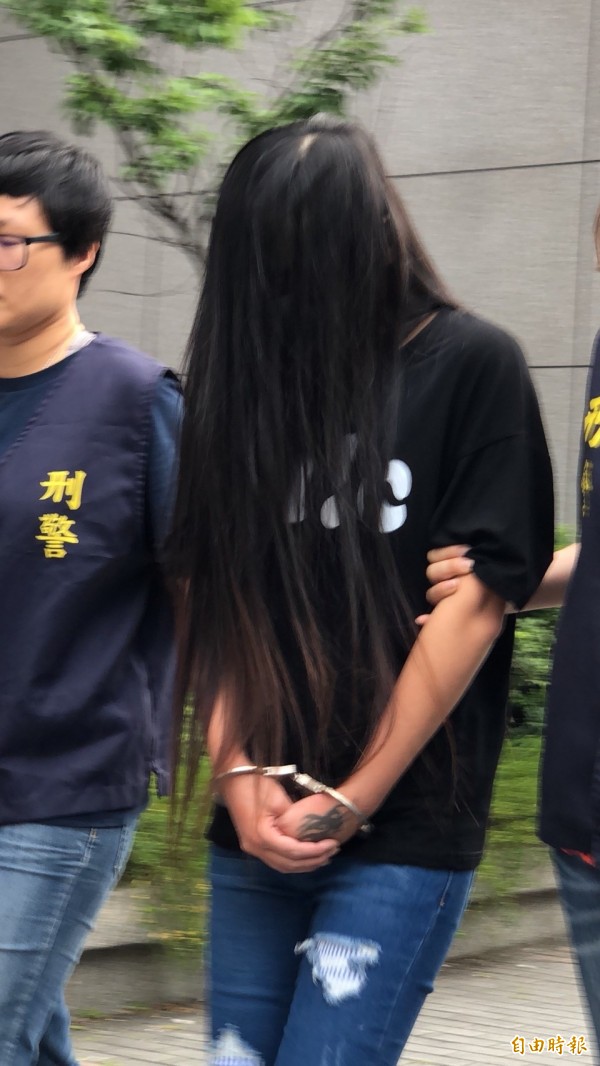 女子林玉娟送辦。（記者邱俊福攝）