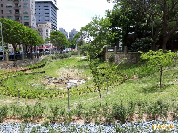 新竹市百年新竹公園再造工程何時完工?新竹市議會前往考察,要求市府給數字與時間表。(記者洪美秀攝)