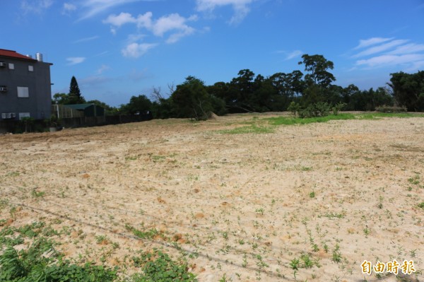 頭份市興埔段大片農地，底下疑遭人傾倒廢土，再以農地土壤掩蓋。（記者鄭名翔攝）