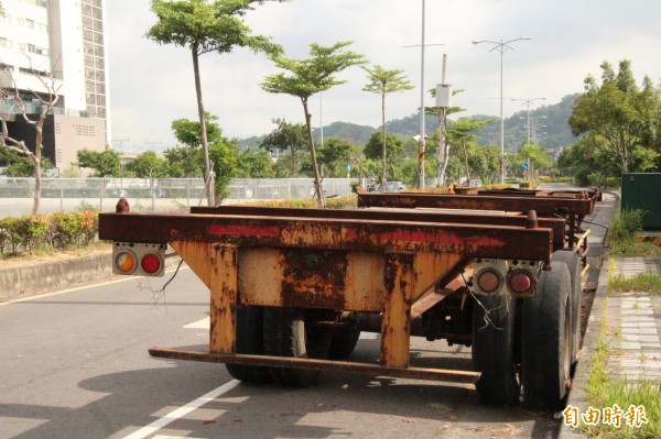 警方說，拖架雖不是汽機車，但佔用停車格就是路霸，一樣可以開罰。（記者黃美珠攝）