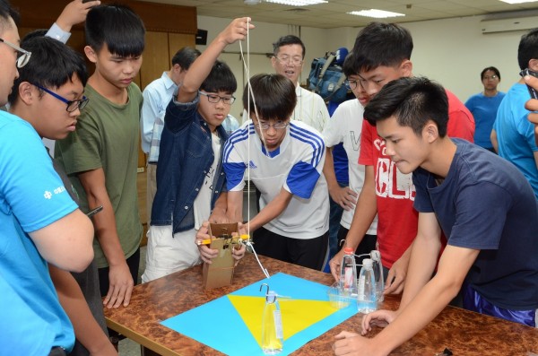 鳳新高中班際PK賽，學生以自行製作的機械手臂完成吊掛礦泉水移動至定點的任務。（IBM提供）