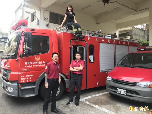 新北消防昨日別上黃絲帶,向殉職的6名消防員獻上自創曲致敬。(記者王宣晴攝)