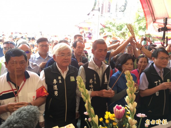 雲林縣長李進勇等人迎接白沙屯媽祖。（記者黃淑莉攝）