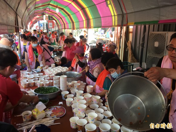 北港各地可見信徒準備各種豐盛熱食、冷飲，招待來自全國的香燈腳。（記者黃淑莉攝）