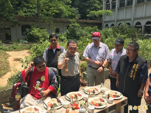 國民黨新北市長參選人侯友宜（中）今天到瑞芳托老中心及侯硐生態教育園區參訪，看到供老人共餐的魚菜共生，他意有所指的說要把不好的菜拔掉。（記者林欣漢攝）