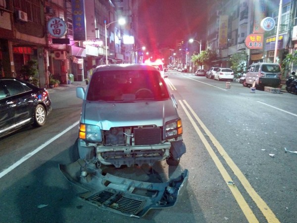 騎士酒駕擦撞汽車，買水狂灌還是逃不過酒測，汽車受損情況。（記者黃良傑翻攝）