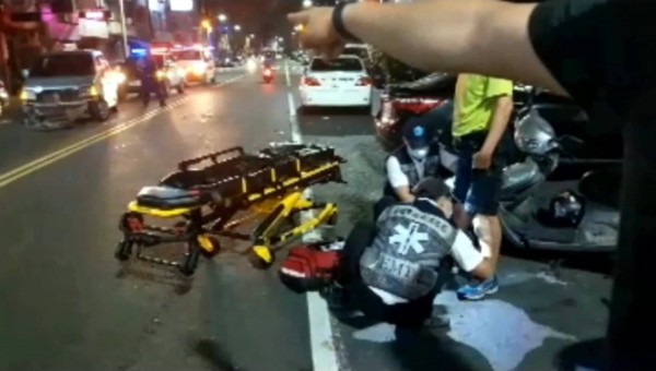 騎士酒駕擦撞汽車，買水狂灌還是逃不過酒測，機車騎士受傷送醫。（記者黃良傑翻攝）