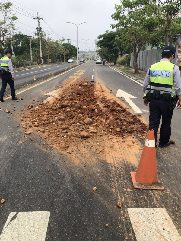 東大路與西屯路3段往都會公園上坡處有大量土石掉落，警方趕往處理。（記者許國楨翻攝）