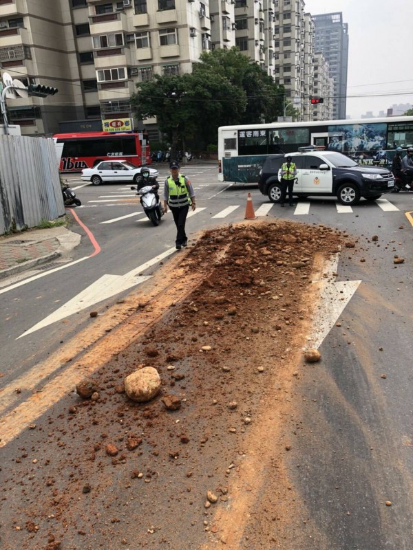 為維護民眾行車安全，警方立即實施單向分流管制。（記者許國楨翻攝）