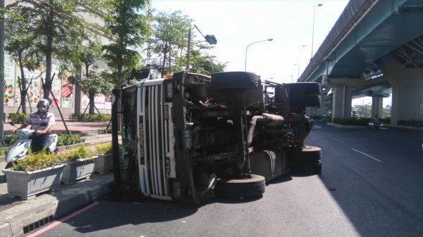 貨櫃車載運木材翻覆。（記者黃旭磊翻攝）