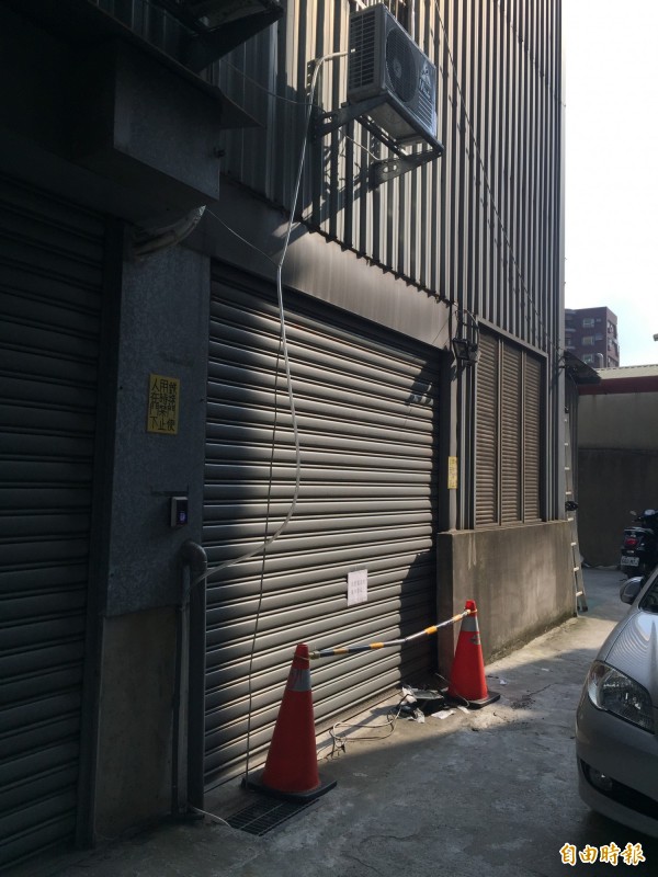 發生工安意外現埸，地上仍散落燈具。（記者陳恩惠攝）