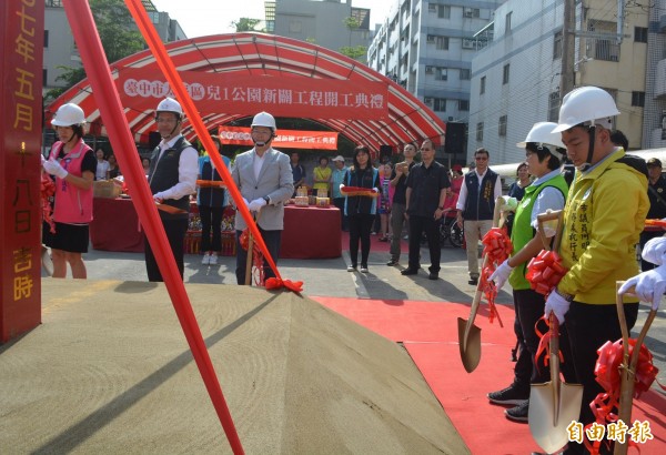 太平兒一公園今天開工動土，市長林佳龍（左2）、市議員李麗華（左1）、張玉嬿（右2）、市議員參選人蔡耀頡（右1）等人一起參與動土儀式。（記者陳建志攝）