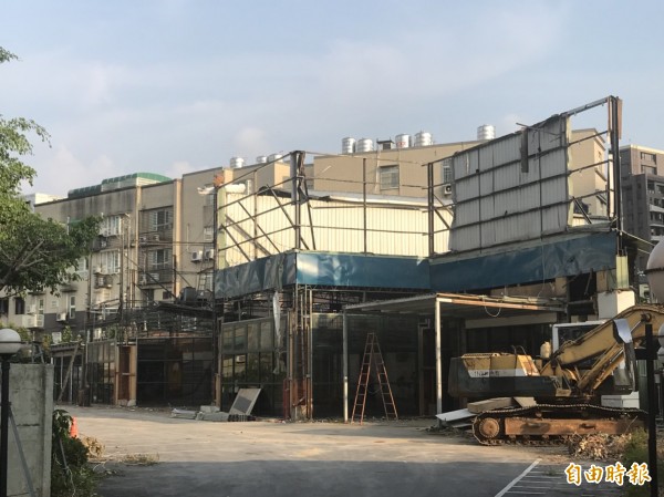 位在桃園區的白木屋旗艦店於一個多月前熄燈，占地800餘坪，現在拆得只剩下骨架。（記者許倬勛攝）