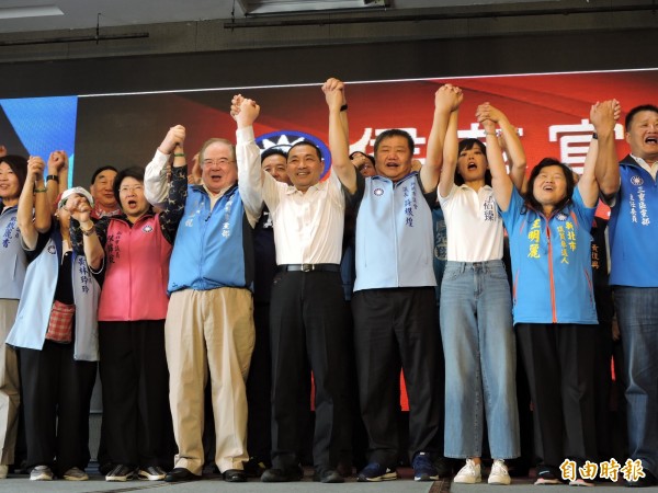 國民黨新北市長參選人侯友宜今天上午出席國民黨新北市29區黨務幹部茶會，與會人士緊握雙手高喊「凍蒜」。（記者賴筱桐攝）