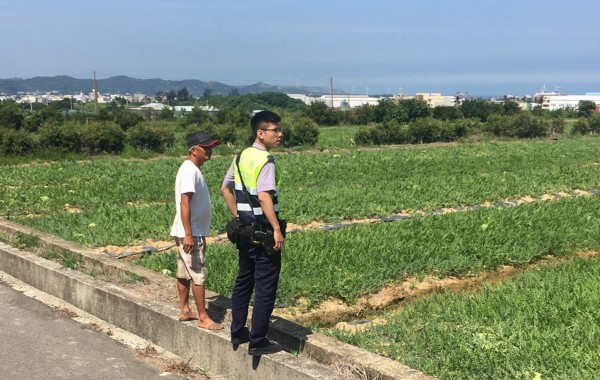 苗栗縣竹南警分局，為確保瓜農心血不被宵小「割稻尾」，成立「護瓜防竊維護小組」，與農友合作，即日起加強巡邏、守望。（圖由警方提供）