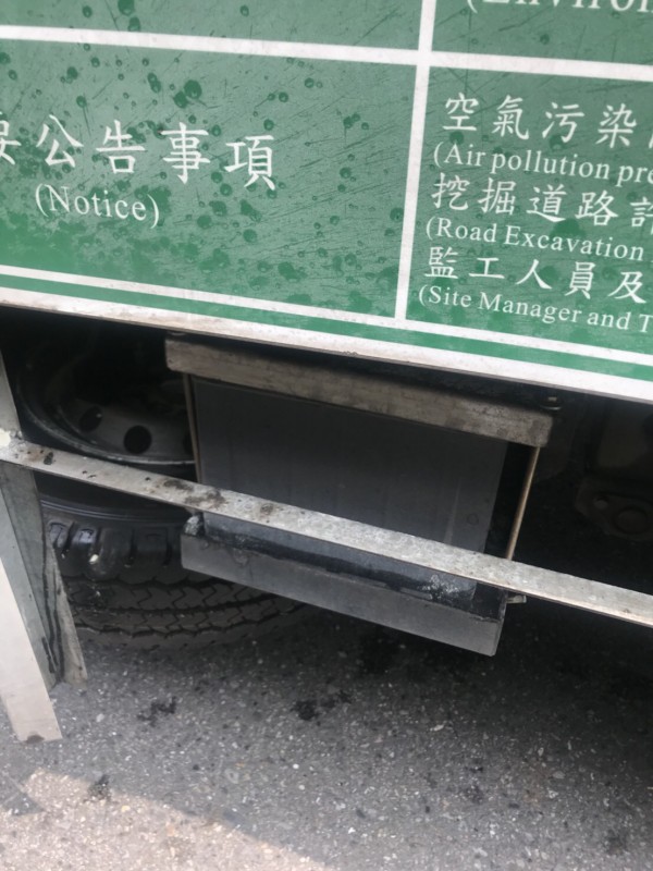 工程車左側電瓶疑似電線短路意外引燃。（記者陳恩惠翻攝）