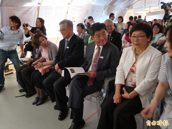 「無國界醫院」展覽在WHA召開前的周末盛大開幕，向國際醫衛人士介紹台灣醫衛貢獻，衛福部長陳時中（右二）出席記者會致意。（記者呂伊萱攝）