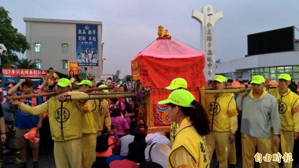 白沙屯媽祖回鑾一早離開虎尾揚子高中。（記者廖淑玲攝）