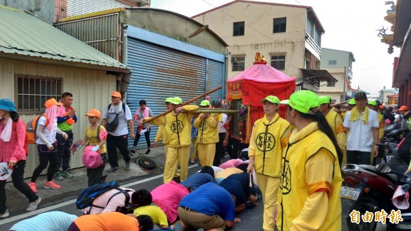 白沙屯媽祖回鑾，沿途信徒依序鑽轎腳祈求媽祖庇護。（記者廖淑玲攝）