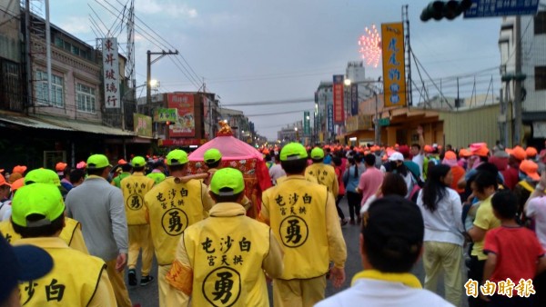 白沙屯媽祖回鑾，信徒有秩序隨香，人多卻不吵雜。（記者廖淑玲攝）