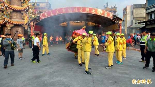 白沙屯媽祖鑾轎，避免影響會考未進虎尾市區，在虎尾廉使里永興宮休息。（記者廖淑玲攝）