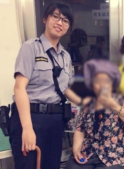 員警幫老婦聯繫到兒子帶她回家。（記者洪定宏翻攝）