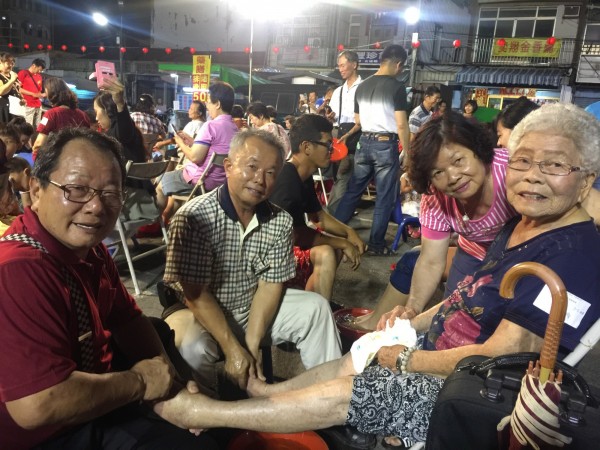 88歲陳阿嬌（右）與家人一起參加孝親日，兒媳圍繞為其洗腳按摩。（社大台江分校提供）