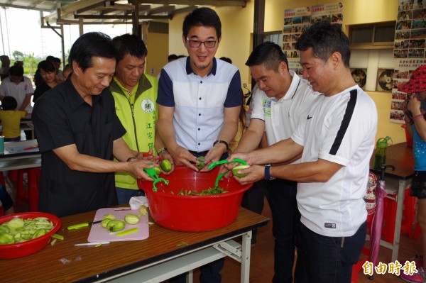 林內鄉長張維崢（左）、立委劉建國（中）等人體驗製作情人果酸甜好滋味。（記者林國賢攝）