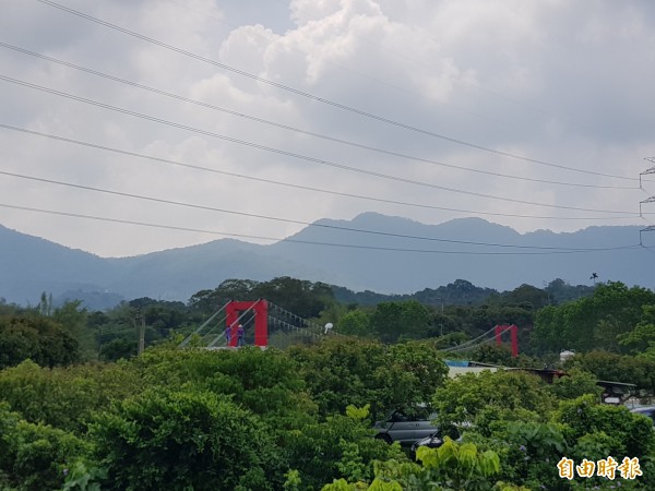 東原行龜橋吊橋串連東原與青山，地方盼帶動地方發展。（記者王涵平攝）