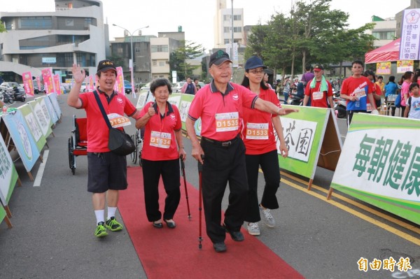 陳研阿公與陳洪梅阿嬤，拄著拐杖走到終點，現場響起熱烈的掌聲。（記者張聰秋攝）