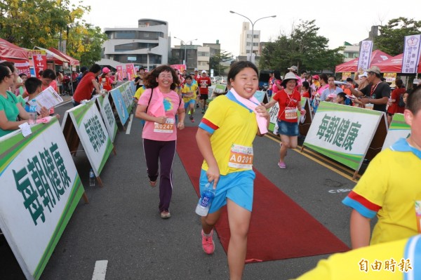 日新國小學生穿著制服參賽，跑完全程。（記者張聰秋攝）