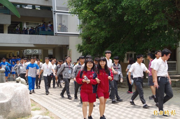 國中會考結束，學生一臉輕鬆走出考場。（記者林國賢攝）