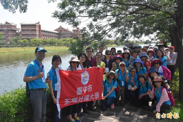 台中市五權社大師生慕名參訪台江山海圳綠道。（記者蔡文居攝）