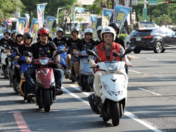 高思博嘲諷在台南騎車如騎馬。南市府回應說，各縣市紛組團觀摩，中央考評也獲第一，路平成果無庸置疑。（高思博提供）