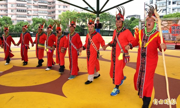 桃園市中區原住民族天幕活動場今啟用，原住民族頭目帶隊跳迎賓舞。（記者李容萍攝）