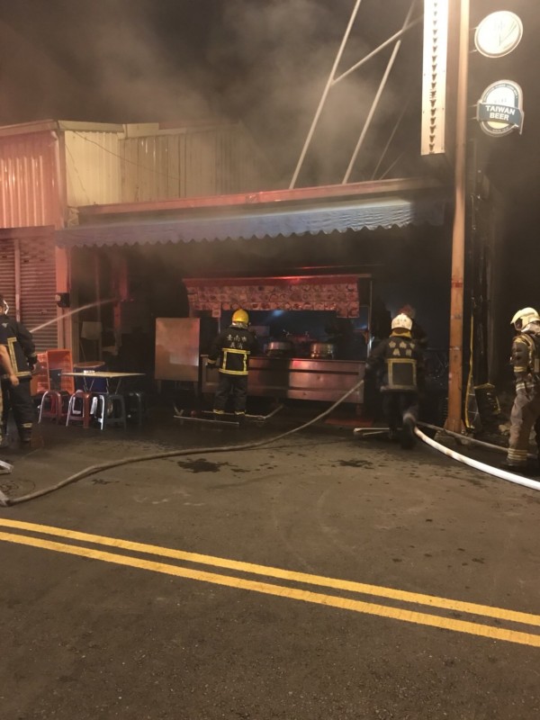 消防人員射水撲滅台南市南區長南街餐飲店火勢。（記者王俊忠翻攝）