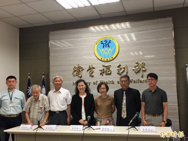 國家衛生研究院人體生物資料庫的「台灣肝癌網」,與台大醫院、林口長庚醫院、台中榮總、高雄榮總、高雄長庚醫院合作,圖為研究團隊合影。(記者林惠琴攝)