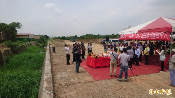 台南市六甲西側外環道路南段開闢工程，今天舉行動工祈福典禮。（記者楊金城攝）