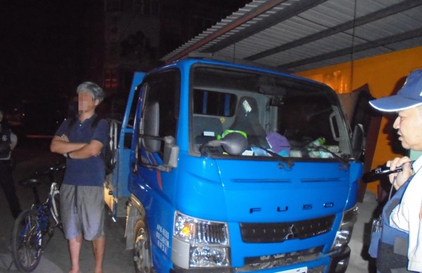 胡姓男子（左）路邊貨車副駕駛座行竊，因燈光現露餡，警開車門甕中捉小偷。（記者李容萍翻攝）