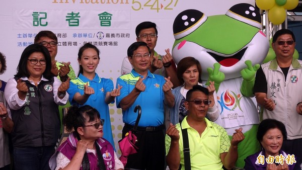 嘉義市長涂醒哲與林儀珊、大會吉祥物「酷蛙」一起歡迎全國身心障礙朋友及民眾熱烈參與賽會，為選手打氣加油。（記者丁偉杰攝）