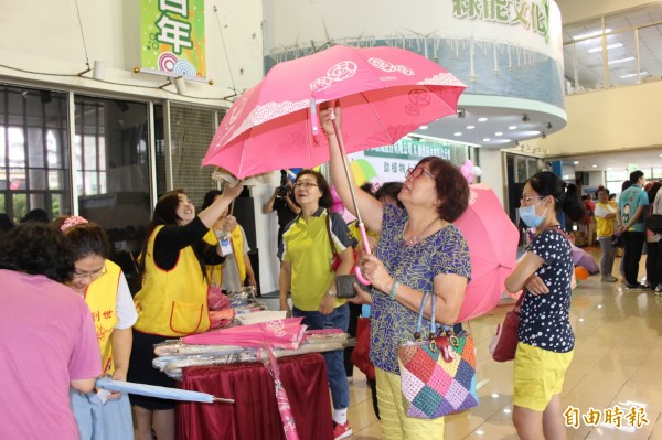 現場展售陽雨傘義賣品，民眾選購踴躍。（記者張聰秋攝）