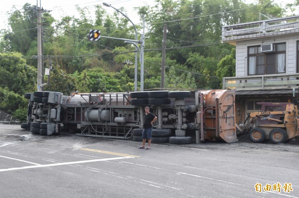 省道台28線20公里處、高雄田寮區古亭里下坡路段，今天中午發生砂石車翻車意外，司機摔出車外，所幸僅受輕傷。（記者蘇福男攝）