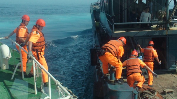 中國漁船越界澎湖海域，澎湖海巡隊強靠登船控制。（澎湖海巡隊提供）