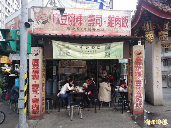 老婦人想來這家小店吃碗粿。（資料照，記者王冠仁攝）