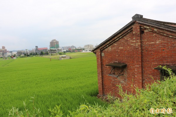 崖線堤岸廊道沿路保有許多古色古香的客家傳統夥房及田園景致。（記者鄭名翔攝）